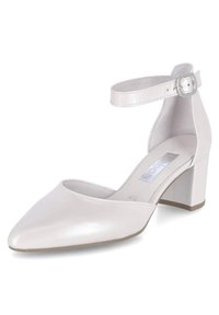 Białe skórzane buty na słupku z ostrym noskiem, z cienkim paskiem na kostkę i regulowanym zapięciem. Gładka faktura i minimalistyczny design.