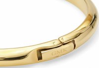 Bracelet en métal doré avec un design épuré et arrondi, finition polie. Il dispose d'un mécanisme de fermoir et d'un détail gravé "GMK".