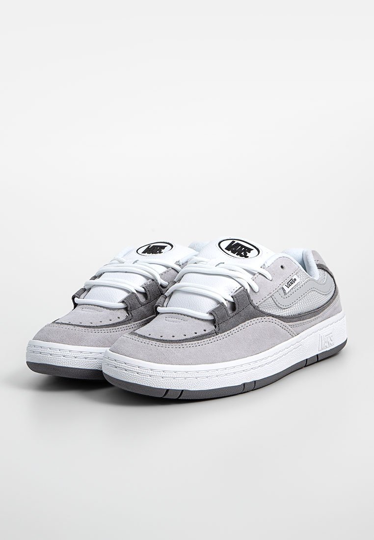 Un paio di sneakers Vans a bassa altezza grigie e bianche con dettagli neri, lacci bianchi e logo Vans sulle linguette e sui lati.