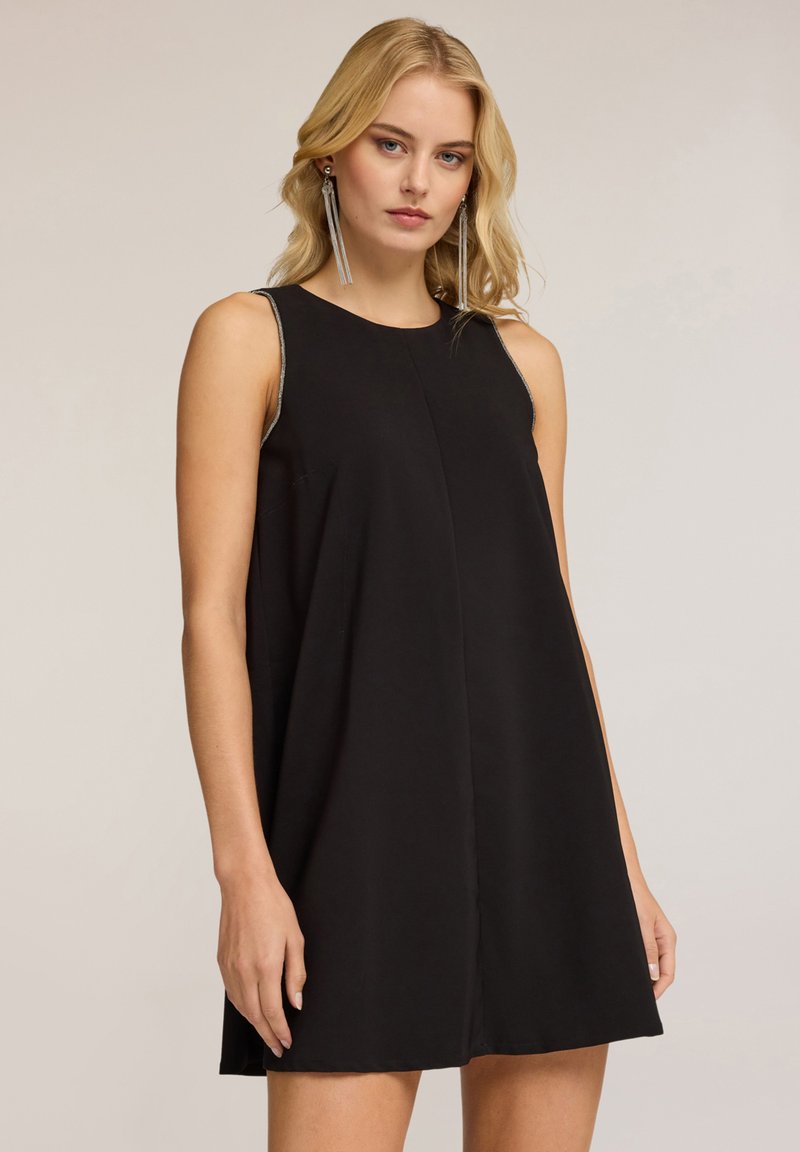 Zwart mouwloos jurk met een rechte snit, voorzien van metallic accenten langs de schoudernaden en een gladde stofstructuur.