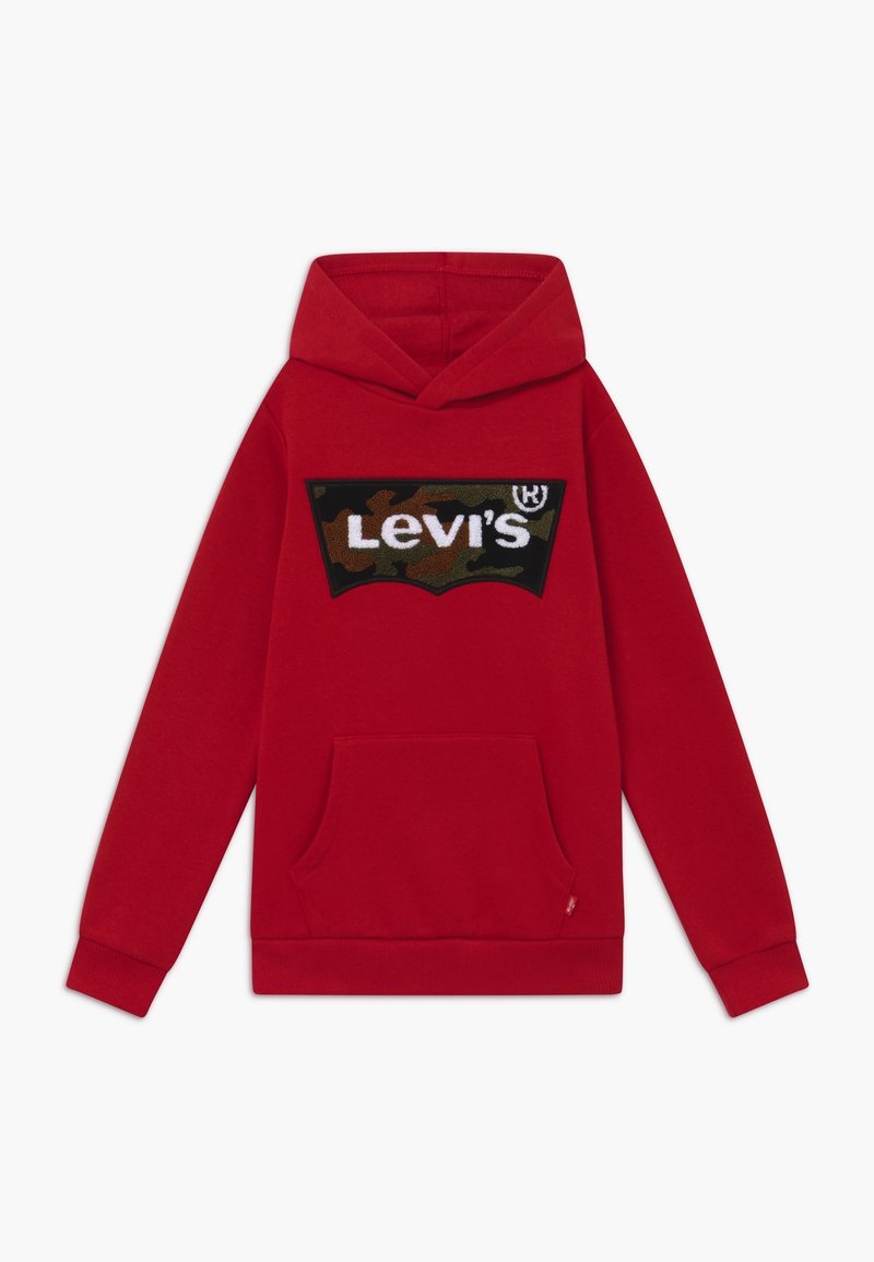 Sweat à capuche rouge Levi's avec poche kangourou à l'avant et patch logo à motif camouflage sur la poitrine.