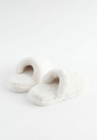 Faux fur slippers i off-white, åbent tådesign med blød tekstur og tykke, polstrede såler for komfort og varme.