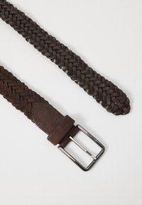 Cinturón de cuero trenzado marrón con una textura suave, que presenta una hebilla de metal plateado y un extremo plano para un fácil ajuste.
