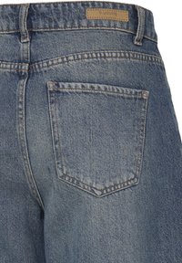 Vue arrière d'un jean en denim bleu avec une poche arrière droite visible et une étiquette de marque en cuir marron sur la ceinture.