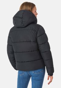 Svart puffjacka med huva, med quiltade sektioner och elastiska ärmslut. Slät textur med en kompakt passform, lämplig för kallt väder.