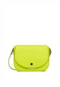 Borsa a tracolla verde in pelle con pattina arrotondata, logo impresso e tracolla regolabile. Texture liscia e forma rettangolare compatta.