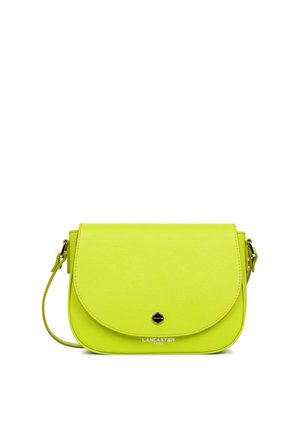 Groene lederen schoudertas met een gebogen klep, embossed logo en verstelbare strap. Gladde textuur en compacte rechthoekige vorm.