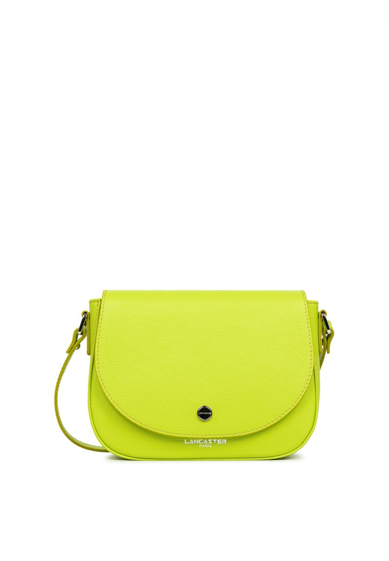 Borsa a tracolla verde in pelle con pattina arrotondata, logo impresso e tracolla regolabile. Texture liscia e forma rettangolare compatta.