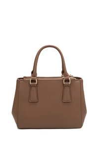 Borsa a tracolla in pelle marrone con una texture elegante, dotata di due manici superiori e una cerniera dorata. Caratterizzata da un design strutturato e da una forma rettangolare.
