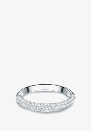 Sølvring med mange små runde diamanter tæt sat sammen på den øverste halvdel.