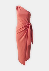 Robe coral asymétrique en tissu lisse, avec un détail noué sur le côté et une fente haute jusqu'à la cuisse pour un intérêt de conception supplémentaire.