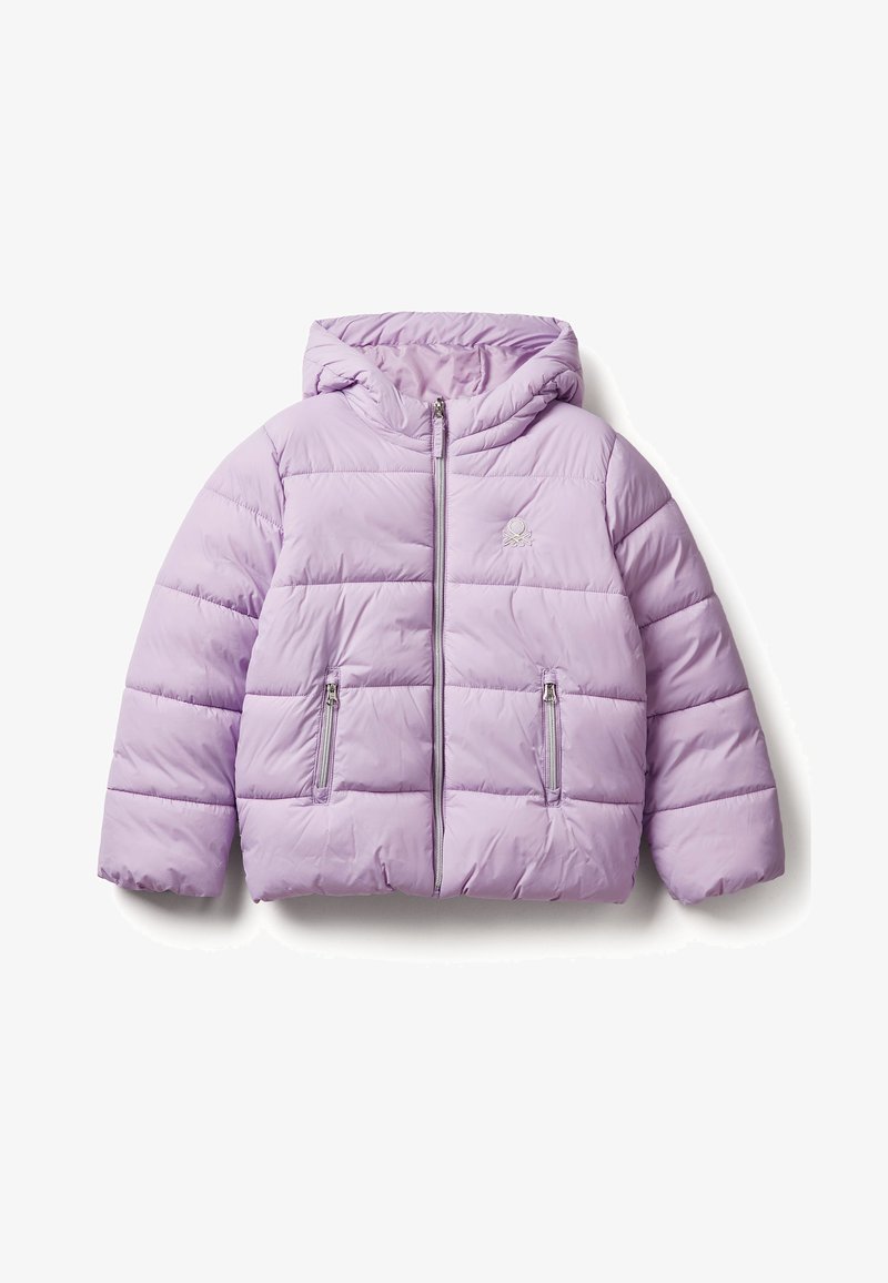 Pufová bunda ve světle levandulové barvě s kapucí, na zip, se dvěma kapsami na zip, prošívaným designem a malým logem na levé hrudi.
