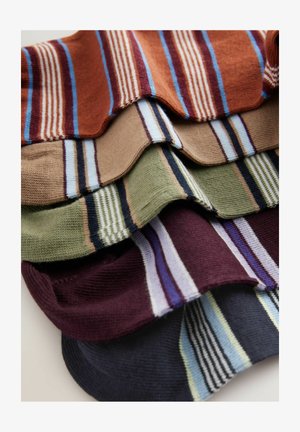 Baumwollsocken in fünf Farben: Rost, Beige, Oliv, Burgunderrot und Marineblau. Jede Socke hat horizontale Streifen in unterschiedlichen Breiten und harmonierenden Farbtönen.