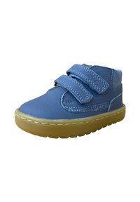 Botas de cuero azul para toddler con dos correas de velcro, punta redondeada y suela de goma, con costuras en contraste a lo largo de los bordes.