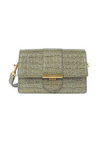 Borsa in pelle verde con embossing coccodrillo, chiusura a pattina, hardware dorato e tracolla regolabile; forma rettangolare con superficie testurizzata.