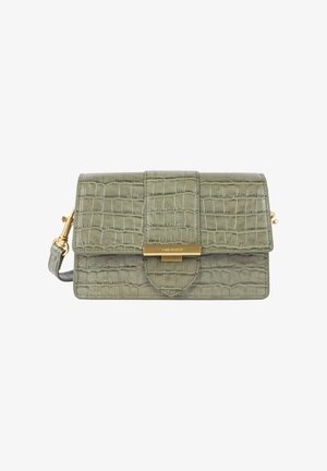 Borsa in pelle verde con embossing coccodrillo, chiusura a pattina, hardware dorato e tracolla regolabile; forma rettangolare con superficie testurizzata.