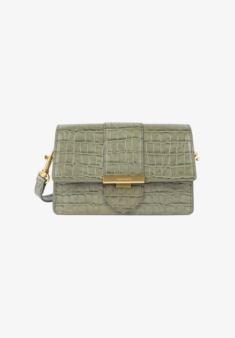 Sac en cuir vert embossé crocodile avec une fermeture à rabat, quincaillerie dorée et une sangle ajustable ; forme rectangulaire avec surface texturée.