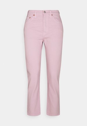 Jasnoróżowe, wysokowycięte jeansy o prostych nogawkach z przednimi i tylnymi kieszeniami oraz zapięciem na guzik i suwak na białym tle.