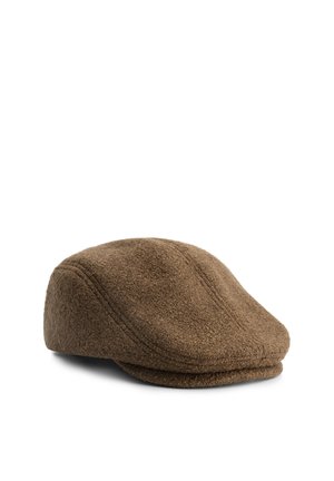 Gorra plana marrón texturizada con líneas de costura visibles, mostrada en ángulo sobre un fondo blanco.