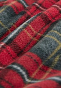 Tissu polaire en tartan rouge et gris avec une texture douce, présentant des grands carrés alternés bordés de blanc et d'accents jaunes.