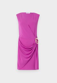 Vestido fúcsia com decote em V, mangas curtas e frente drapeada. Apresenta um anel de metal dourado na cintura, confecionado em tecido suave.