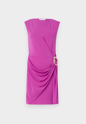 Robe fuchsia avec un décolleté en V, des manches courtes, et un devant drapé. Présente un anneau en métal doré à la taille, fabriquée en tissu lisse.