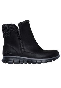 Botas negras hasta el tobillo hechas de tela suave con un puño de punto. Cuentan con una cremallera lateral y una suela texturizada con amortiguación. Logotipo de la marca visible.