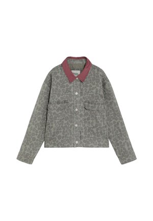 Chaqueta gris abotonada con un sutil estampado de leopardo, dos bolsillos delanteros con solapa y un cuello en contraste de color rojo oscuro.