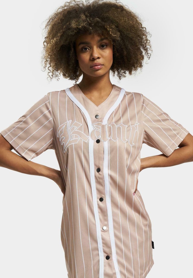 Karl Kani - SIGNATURE OLD ENGLISH BASEB - Shirt dress - taupe white, Enlarge
