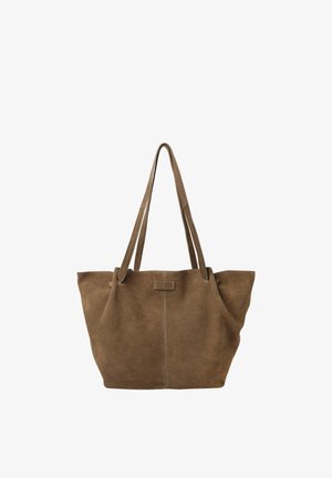 Smeđa torba od brušene kože s dva dugačka remena, s prednjim šavom i malim logotipom. Mekana tekstura i prostran dizajn.