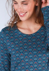 Langärmliges blaues Oberteil mit einem lebhaften Blumenmuster in Rot und Türkis, rundem Ausschnitt und weichem Material.