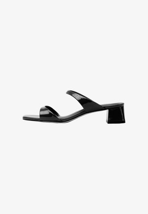 Sandalias de tacón de charol negro con dos tiras delgadas, punta cuadrada y tacón bajo tipo bloque. Textura suave y diseño elegante.