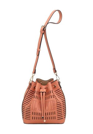 Borsa a secchiello in pelle pesca con strisce perforate e testo "LOVE", caratterizzata da una chiusura a coulisse e una tracolla regolabile.
