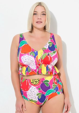Bunt gefärbter Zweiteiler-Badeanzug mit einem Rüschen-Crop-Top und einem hoch taillierten Höschen, beide geschmückt mit einem lebhaften Obstmuster auf rosa Hintergrund.