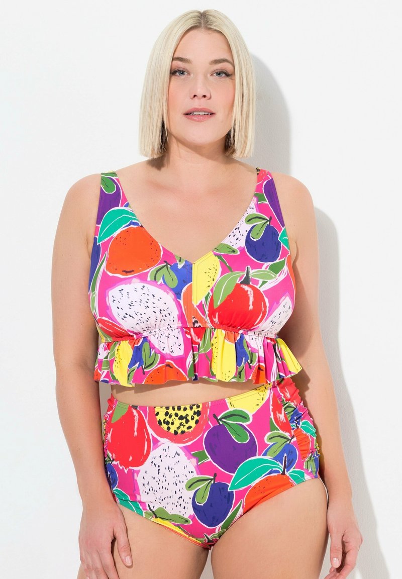 Färggående tvådelad baddräkt med en volangföljd topp och högmidjade byxor, båda prydda med ett livligt fruktmönster på en rosa bakgrund.