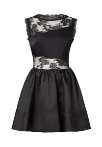 Čierne šaty s priliehavým korzetom zo saténu, s čipkovým prekrytím a zvlnenými okrajmi. Rozšírená sukňa má hladkú textúru a záhyby.