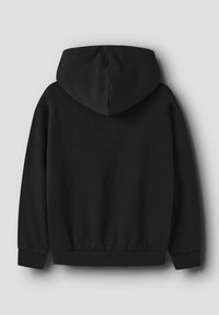 Sudadera negra con capucha grande y redondeada, puños y dobladillo acanalados, y textura de tela suave. Sin patrones ni logotipos visibles.