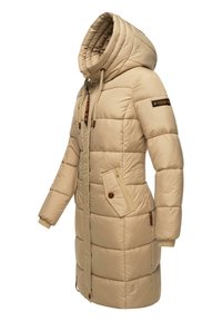 Beige vadderad vinterjacka med hög krage och stor huva. Har en framdragkedja, sidofickor och ribbade ärmslut. Slät, glansig yta.