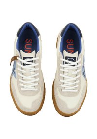 Sneaker bianche e grigie chiare con accenti blu, con una tomaia in suede e pelle, lacci bianchi, suola in gomma e una toppa con logo.
