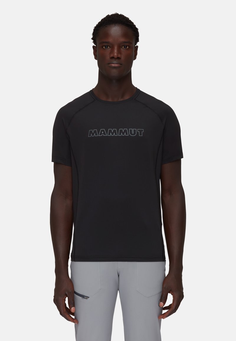 Svart kortermet treningsshirt med rund hals og "Mammut"-logo i en kontrastfarge med matt finish foran, laget av fukttransporterende stoff.