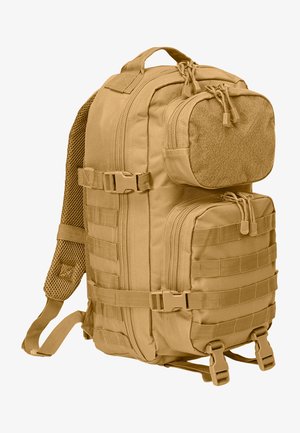 Beżowy plecak taktyczny z dwoma zamykanymi na zamek komorami, regulowanymi paskami oraz systemem MOLLE na przodzie do dodawania kieszeni lub akcesoriów.