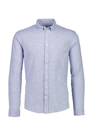 Lichtblauwe overhemd met lange mouwen en knoopsluiting, voorzien van een knoop-door-kraag en witte knopen, weergegeven op een witte achtergrond.