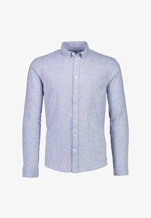 Lichtblauwe overhemd met lange mouwen en knoopsluiting, voorzien van een knoop-door-kraag en witte knopen, weergegeven op een witte achtergrond.