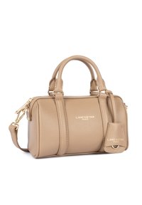 Borsa a mano in pelle beige con texture a piccoli granelli, manici superiori doppi, tracolla removibile e dettagli in hardware dorato. Logo visibile.