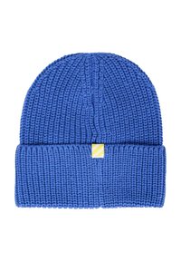 Blauwe gebreide beanie met een geribbelde structuur, met een omgeslagen rand en een klein geel-wit gestreept label aan de voorkant.