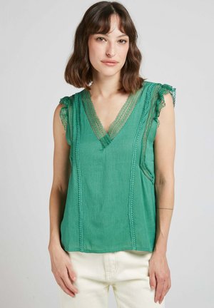 Haut sans manches vert avec un col en V, bord en dentelle aux épaules, détails de couture verticaux et une coupe légèrement ample.