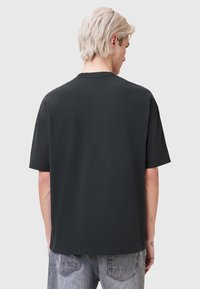 Sort kortærmet t-shirt med en afslappet pasform. Lavet af blødt stof, med rund halsudskæring og lige kant. Enkel design uden mønstre.