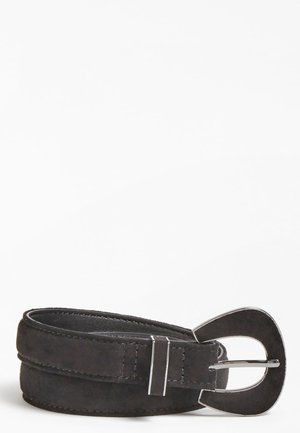 Ceinture en daim noir roulée avec une boucle en métal argenté large et arrondie ainsi que deux passants en métal, sur fond blanc.