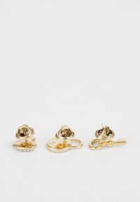 Orecchini in oro con un design a rosa, un disco con accentuazioni di perle e un motivo di lucchetto e chiave, che mostrano finiture metalliche lucide.