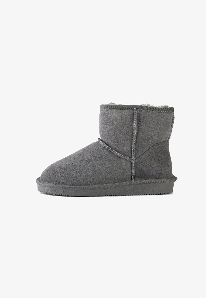 Grauer Wildleder-Ankle Boot mit runder Spitze, weicher Innenausstattung, verstärkten Nähten und flacher Gummisohle. Einfaches Design, keine sichtbaren Verzierungen.